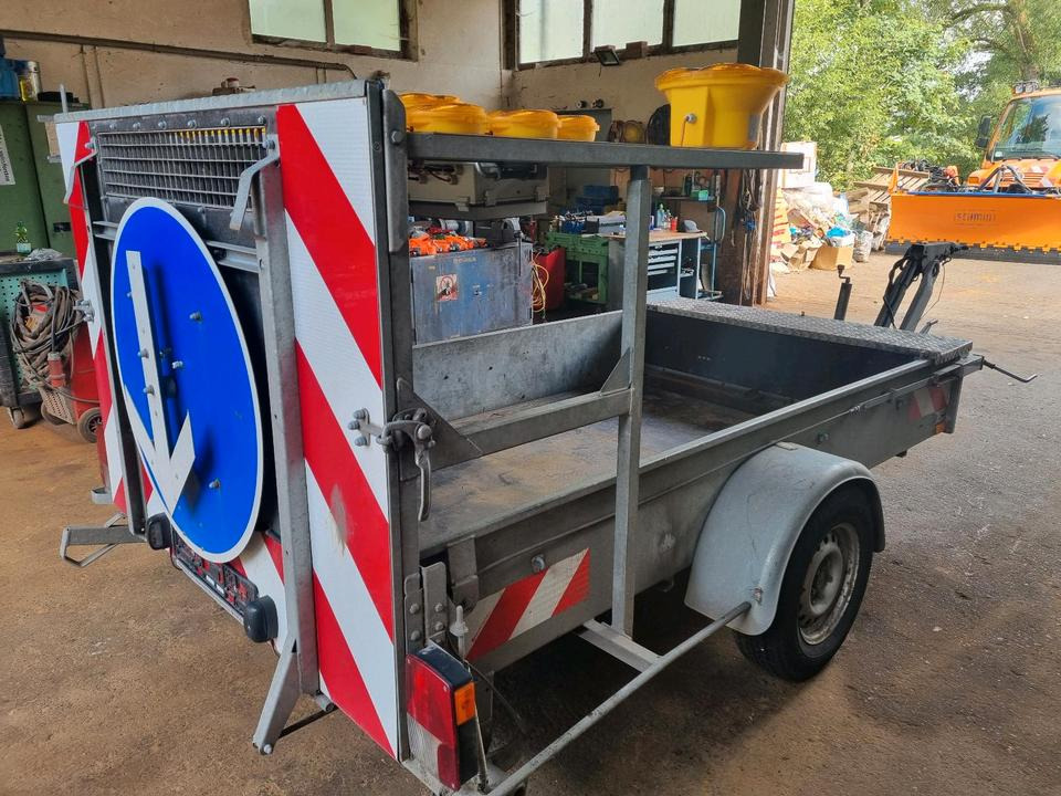 Mersch Absperrtafel Nissen VZ 616 B3 LED Ausführung Auffahrampe Verkehrsleittafel Verkehrsleitanhänger Verkehrssicherungsanhänger Horizont Trebbiner Verkehrssicherung Baustellenabsicherung Unimog Auto - Pótkocsi: 2 kép. Mersch Absperrtafel Nissen VZ 616 B3 LED Ausführung Auffahrampe Verkehrsleittafel Verkehrsleitanhänger Verkehrssicherungsanhänger Horizont Trebbiner Verkehrssicherung Baustellenabsicherung Unimog Auto - Pótkocsi: 2 kép.