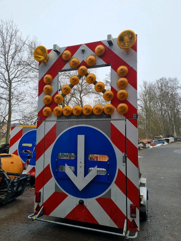 Pótkocsi Mersch LED Absperrtafel 2017 Nissen Anlage Verkehrsleitanhänger Verkehrssicherungsanhänger Sperrwand Verkehrsleittafel Verkehrsleitanhänger: 7 kép.