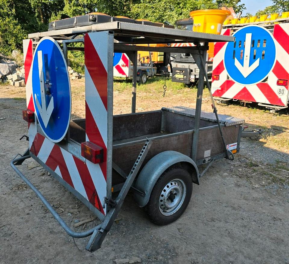 Nissen FAT Absperrtafel VZ616 Fahrbare Verkehrsleittafel Verkehrssicherungsanhänger Verkehrsleitanhänger Trebbiner Horizont Sperrwand - Pótkocsi: 2 kép. Nissen FAT Absperrtafel VZ616 Fahrbare Verkehrsleittafel Verkehrssicherungsanhänger Verkehrsleitanhänger Trebbiner Horizont Sperrwand - Pótkocsi: 2 kép.
