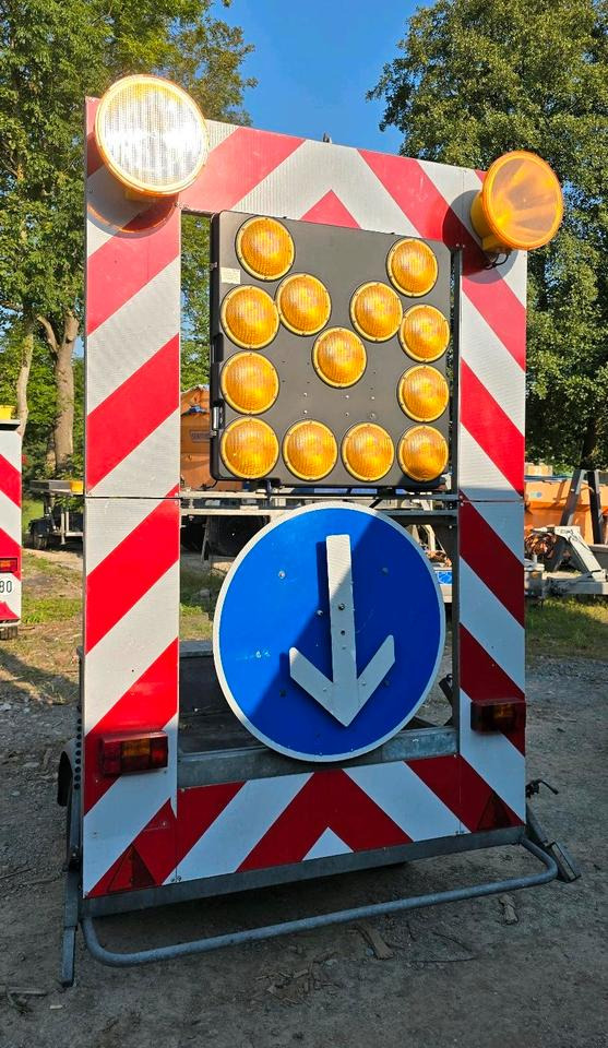Nissen FAT Absperrtafel VZ616 Fahrbare Verkehrsleittafel Verkehrssicherungsanhänger Verkehrsleitanhänger Trebbiner Horizont Sperrwand - Pótkocsi: 5 kép. Nissen FAT Absperrtafel VZ616 Fahrbare Verkehrsleittafel Verkehrssicherungsanhänger Verkehrsleitanhänger Trebbiner Horizont Sperrwand - Pótkocsi: 5 kép.