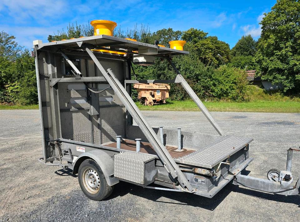 Nissen LED Absperrtafel DORA GPS FAT VZ-616 Fahrbare Absperrtafel Sperrwand Verkehrsleittafel Verkehrssicherungsanhänger Verkehrsleitanhänger Trebbiner Horizont - Pótkocsi: 1 kép. Nissen LED Absperrtafel DORA GPS FAT VZ-616 Fahrbare Absperrtafel Sperrwand Verkehrsleittafel Verkehrssicherungsanhänger Verkehrsleitanhänger Trebbiner Horizont - Pótkocsi: 1 kép.