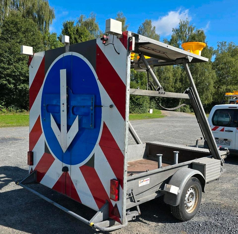 Nissen LED Absperrtafel DORA GPS FAT VZ-616 Fahrbare Absperrtafel Sperrwand Verkehrsleittafel Verkehrssicherungsanhänger Verkehrsleitanhänger Trebbiner Horizont - Pótkocsi: 2 kép. Nissen LED Absperrtafel DORA GPS FAT VZ-616 Fahrbare Absperrtafel Sperrwand Verkehrsleittafel Verkehrssicherungsanhänger Verkehrsleitanhänger Trebbiner Horizont - Pótkocsi: 2 kép.