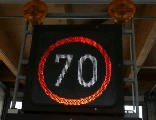Pótkocsi Nissen LED Vorwarntafel VLT Verkehrsleittafel Leittafel Sicherungsanhänger Verkehrsleitanhänger Verkehrssicherungsanhänger Verkehrsleitanhänger Verkehrsleittafel: 6 kép.