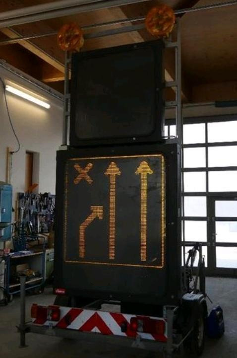 Pótkocsi Nissen LED Vorwarntafel VLT Verkehrsleittafel Leittafel Sicherungsanhänger Verkehrsleitanhänger Verkehrssicherungsanhänger Verkehrsleitanhänger Verkehrsleittafel: 7 kép.