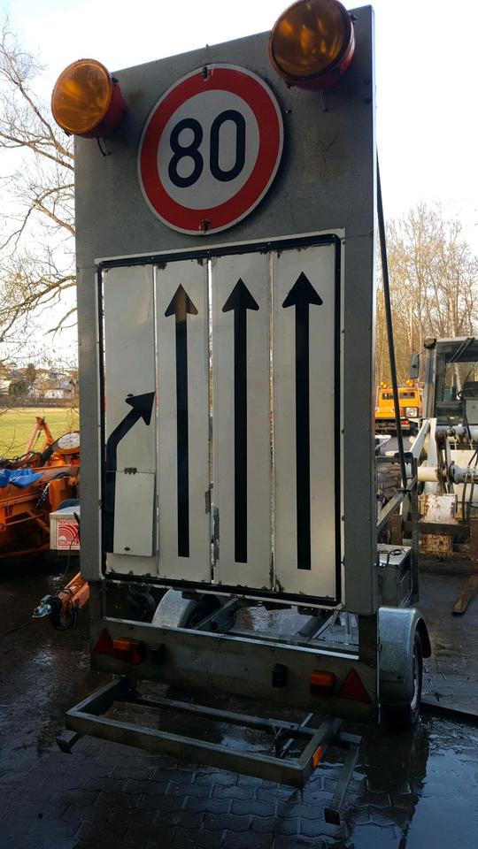 Nissen Vorwarntafel VLT Warntafel Verkehrsleittafel Verkehrsleitanhänger Verkehrssicherungsanhänger Absperrtafel Sperrwand Horizont VWT E Trebbiner - Pótkocsi: 2 kép. Nissen Vorwarntafel VLT Warntafel Verkehrsleittafel Verkehrsleitanhänger Verkehrssicherungsanhänger Absperrtafel Sperrwand Horizont VWT E Trebbiner - Pótkocsi: 2 kép.