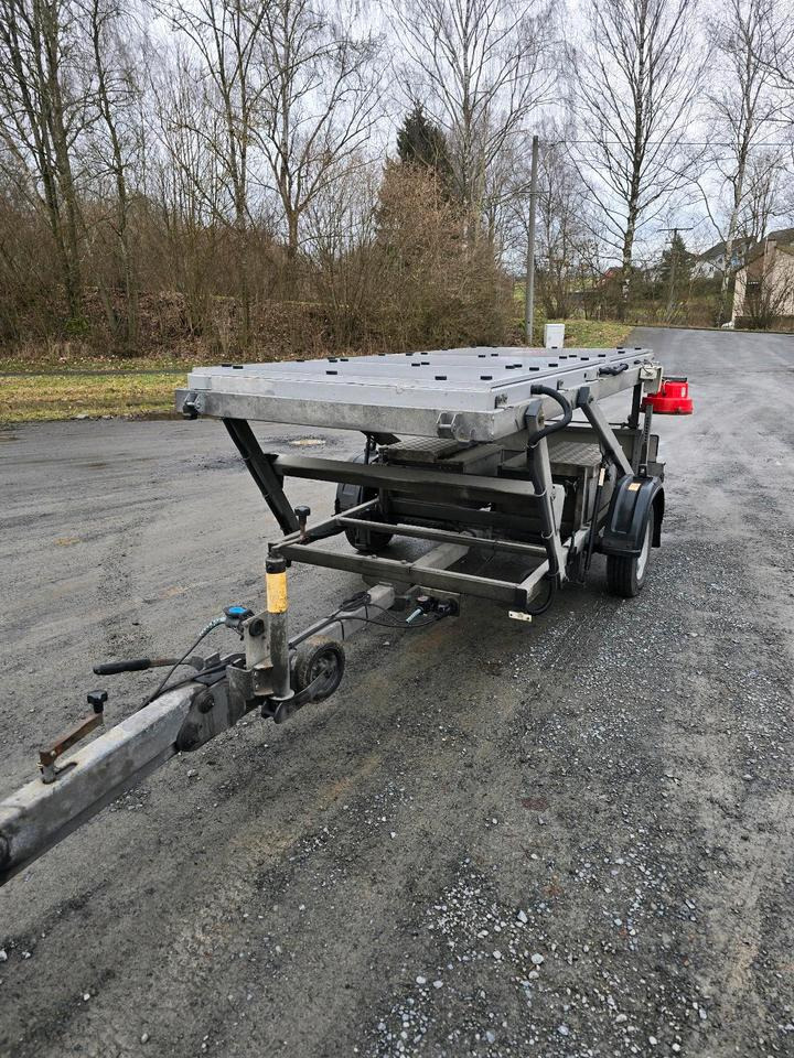Trebbiner 5-farbig Horizont VWT Verkehrsleittafel Verkehrswarnanhänger Verkehrsleitanhänger Verkehrssicherungsanhänger Nissen Absperrtafel - Pótkocsi: 5 kép. Trebbiner 5-farbig Horizont VWT Verkehrsleittafel Verkehrswarnanhänger Verkehrsleitanhänger Verkehrssicherungsanhänger Nissen Absperrtafel - Pótkocsi: 5 kép.