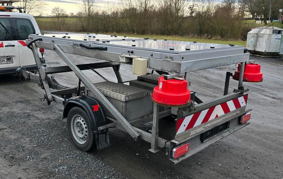 Trebbiner 5-farbig Horizont VWT Verkehrsleittafel Verkehrswarnanhänger Verkehrsleitanhänger Verkehrssicherungsanhänger Nissen Absperrtafel - Pótkocsi: 3 kép. Trebbiner 5-farbig Horizont VWT Verkehrsleittafel Verkehrswarnanhänger Verkehrsleitanhänger Verkehrssicherungsanhänger Nissen Absperrtafel - Pótkocsi: 3 kép.
