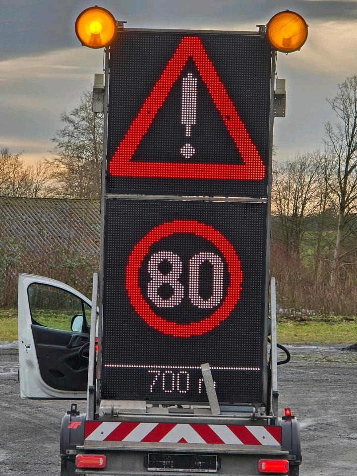 Trebbiner 5-farbig Horizont VWT Verkehrsleittafel Verkehrswarnanhänger Verkehrsleitanhänger Verkehrssicherungsanhänger Nissen Absperrtafel lízing Trebbiner 5-farbig Horizont VWT Verkehrsleittafel Verkehrswarnanhänger Verkehrsleitanhänger Verkehrssicherungsanhänger Nissen Absperrtafel: 9 kép.