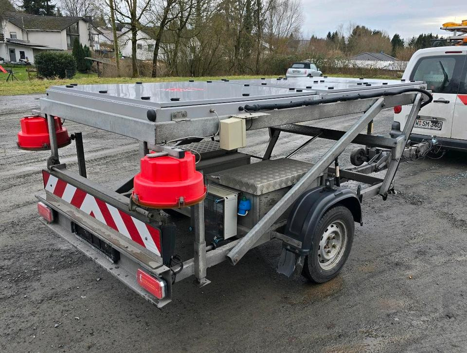 Trebbiner 5-farbig Horizont VWT Verkehrsleittafel Verkehrswarnanhänger Verkehrsleitanhänger Verkehrssicherungsanhänger Nissen Absperrtafel - Pótkocsi: 2 kép. Trebbiner 5-farbig Horizont VWT Verkehrsleittafel Verkehrswarnanhänger Verkehrsleitanhänger Verkehrssicherungsanhänger Nissen Absperrtafel - Pótkocsi: 2 kép.