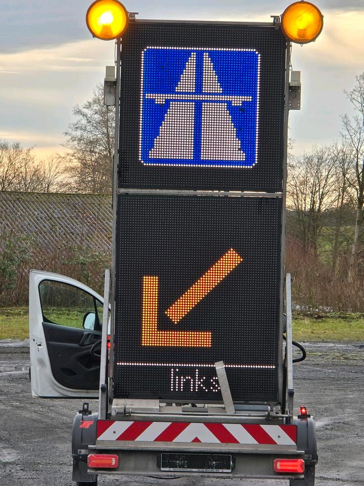 Trebbiner 5-farbig Horizont VWT Verkehrsleittafel Verkehrswarnanhänger Verkehrsleitanhänger Verkehrssicherungsanhänger Nissen Absperrtafel lízing Trebbiner 5-farbig Horizont VWT Verkehrsleittafel Verkehrswarnanhänger Verkehrsleitanhänger Verkehrssicherungsanhänger Nissen Absperrtafel: 7 kép.