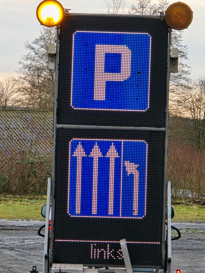 Trebbiner 5-farbig Horizont VWT Verkehrsleittafel Verkehrswarnanhänger Verkehrsleitanhänger Verkehrssicherungsanhänger Nissen Absperrtafel lízing Trebbiner 5-farbig Horizont VWT Verkehrsleittafel Verkehrswarnanhänger Verkehrsleitanhänger Verkehrssicherungsanhänger Nissen Absperrtafel: 10 kép.