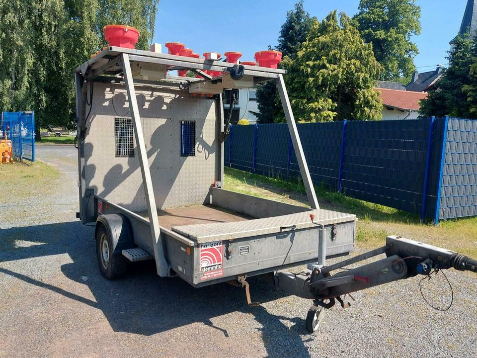 Trebbiner Absperrtafel AMD Verkehrsleittafel Vz616 - Pótkocsi: 2 kép. Trebbiner Absperrtafel AMD Verkehrsleittafel Vz616 - Pótkocsi: 2 kép.