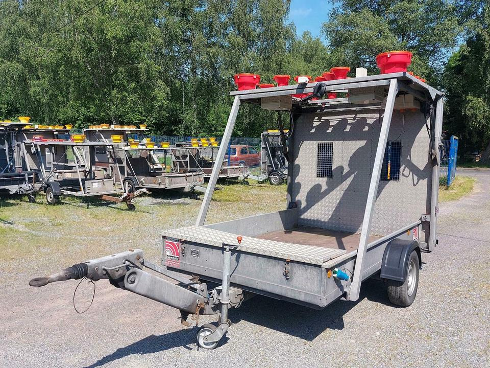 Trebbiner Absperrtafel AMD Verkehrsleittafel Vz616 - Pótkocsi: 1 kép. Trebbiner Absperrtafel AMD Verkehrsleittafel Vz616 - Pótkocsi: 1 kép.