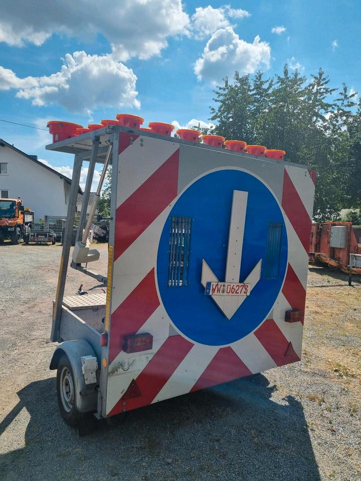 Trebbiner Absperrtafel VZ 616 Horizont Sperrwand Verkehrsleittafel Verkehrsleitanhänger Verkehrssicherungsanhänger Warntafel Verkehrssicherung Baustelle - Pótkocsi: 4 kép. Trebbiner Absperrtafel VZ 616 Horizont Sperrwand Verkehrsleittafel Verkehrsleitanhänger Verkehrssicherungsanhänger Warntafel Verkehrssicherung Baustelle - Pótkocsi: 4 kép.