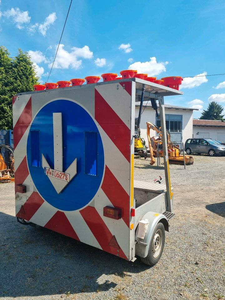 Trebbiner Absperrtafel VZ 616 Horizont Sperrwand Verkehrsleittafel Verkehrsleitanhänger Verkehrssicherungsanhänger Warntafel Verkehrssicherung Baustelle - Pótkocsi: 5 kép. Trebbiner Absperrtafel VZ 616 Horizont Sperrwand Verkehrsleittafel Verkehrsleitanhänger Verkehrssicherungsanhänger Warntafel Verkehrssicherung Baustelle - Pótkocsi: 5 kép.