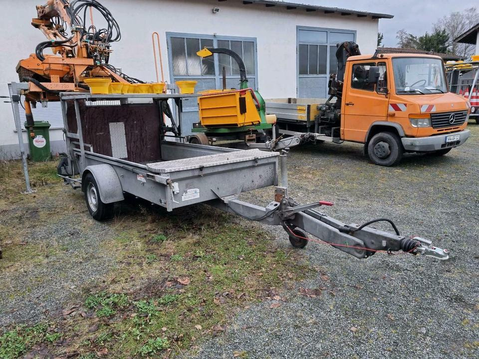 Trebbiner Absperrtafel VZ 616 kleine Ausführung Vorwarntafel niss - Pótkocsi: 5 kép. Trebbiner Absperrtafel VZ 616 kleine Ausführung Vorwarntafel niss - Pótkocsi: 5 kép.