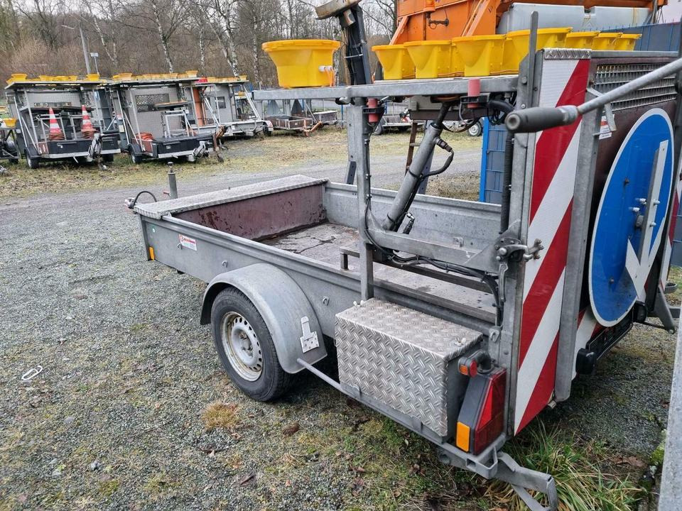 Trebbiner Absperrtafel VZ 616 kleine Ausführung Vorwarntafel niss - Pótkocsi: 3 kép. Trebbiner Absperrtafel VZ 616 kleine Ausführung Vorwarntafel niss - Pótkocsi: 3 kép.