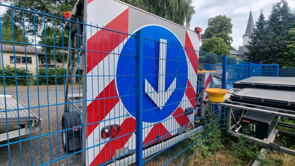 Trebbiner Absperrtafel VZ616 LED Funkwarnmeldeanlage Absperrtafel Sperrwand Verkehrsleittafel Verkehrsleitanhänger Verkehrssicherungsanhänger Leitanhänger Leittafel Verkehrssicherung Nissen Horizont - Pótkocsi: 3 kép. Trebbiner Absperrtafel VZ616 LED Funkwarnmeldeanlage Absperrtafel Sperrwand Verkehrsleittafel Verkehrsleitanhänger Verkehrssicherungsanhänger Leitanhänger Leittafel Verkehrssicherung Nissen Horizont - Pótkocsi: 3 kép.
