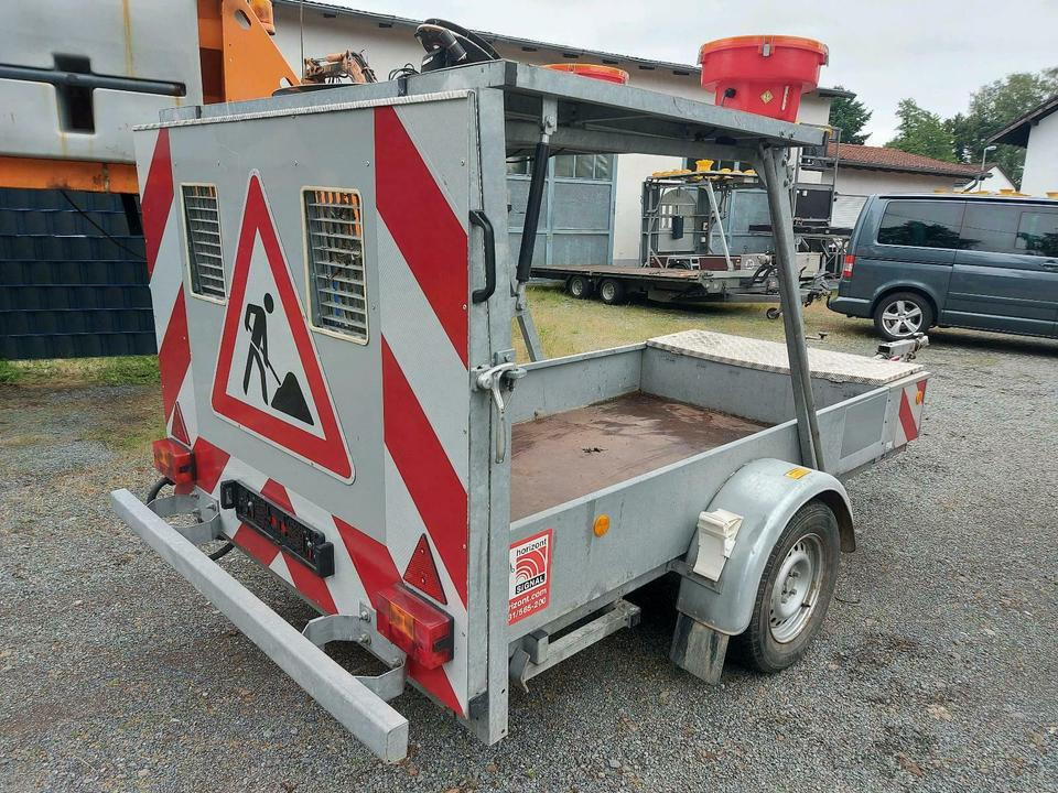 Trebbiner Absperrtafel vz615 616 Sperrwand Leitanhänger Sicherung - Pótkocsi: 1 kép. Trebbiner Absperrtafel vz615 616 Sperrwand Leitanhänger Sicherung - Pótkocsi: 1 kép.