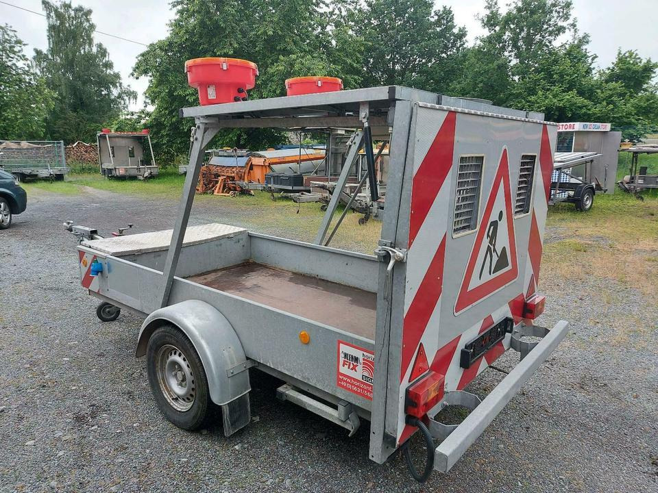 Trebbiner Absperrtafel vz615 616 Sperrwand Leitanhänger Sicherung - Pótkocsi: 2 kép. Trebbiner Absperrtafel vz615 616 Sperrwand Leitanhänger Sicherung - Pótkocsi: 2 kép.