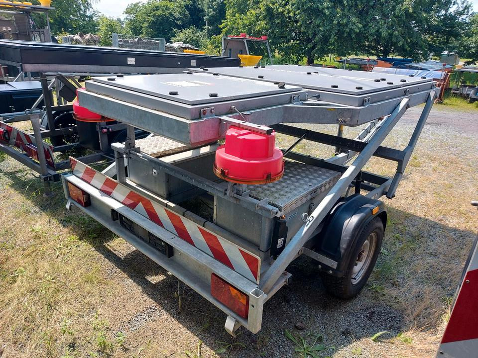 Trebbiner Horizont VWT E VLT Verkehrsleittafel Leittafel Sicherungsanhänger Verkehrsleitanhänger Verkehrssicherungsanhänger Absperrtafel Sperrwand Nissen Verkehrssicherung Vorwarner Vorwarntafel - Pótkocsi: 3 kép. Trebbiner Horizont VWT E VLT Verkehrsleittafel Leittafel Sicherungsanhänger Verkehrsleitanhänger Verkehrssicherungsanhänger Absperrtafel Sperrwand Nissen Verkehrssicherung Vorwarner Vorwarntafel - Pótkocsi: 3 kép.