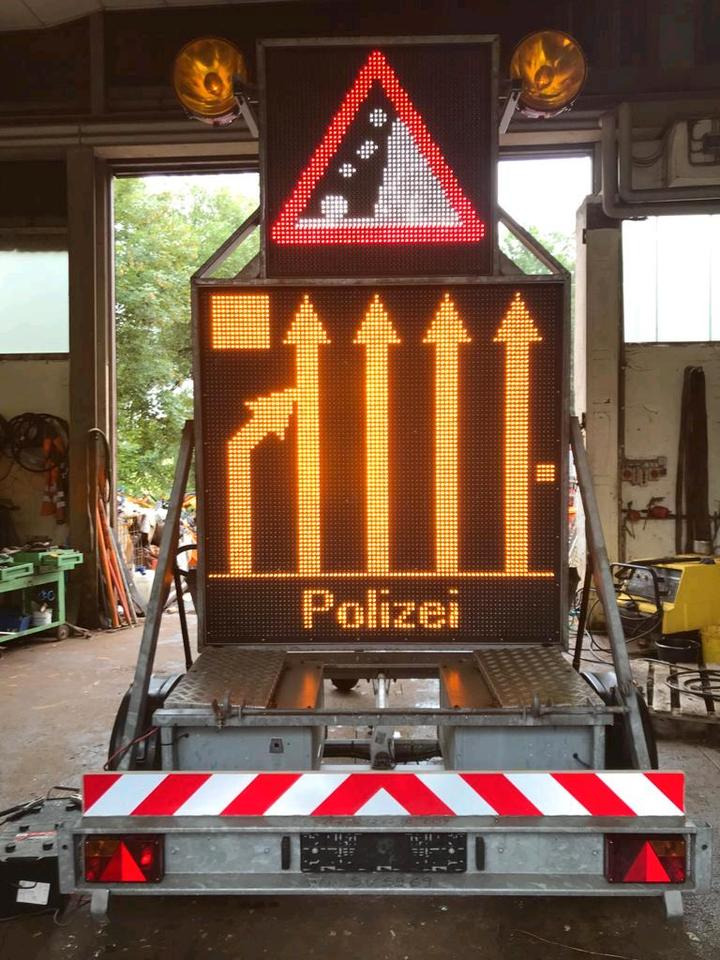Trebbiner Horizont VWT E VLT Verkehrsleittafel Leittafel Sicherungsanhänger Verkehrsleitanhänger Verkehrssicherungsanhänger Absperrtafel Sperrwand Nissen Verkehrssicherung Vorwarner Vorwarntafel - Pótkocsi: 5 kép. Trebbiner Horizont VWT E VLT Verkehrsleittafel Leittafel Sicherungsanhänger Verkehrsleitanhänger Verkehrssicherungsanhänger Absperrtafel Sperrwand Nissen Verkehrssicherung Vorwarner Vorwarntafel - Pótkocsi: 5 kép.