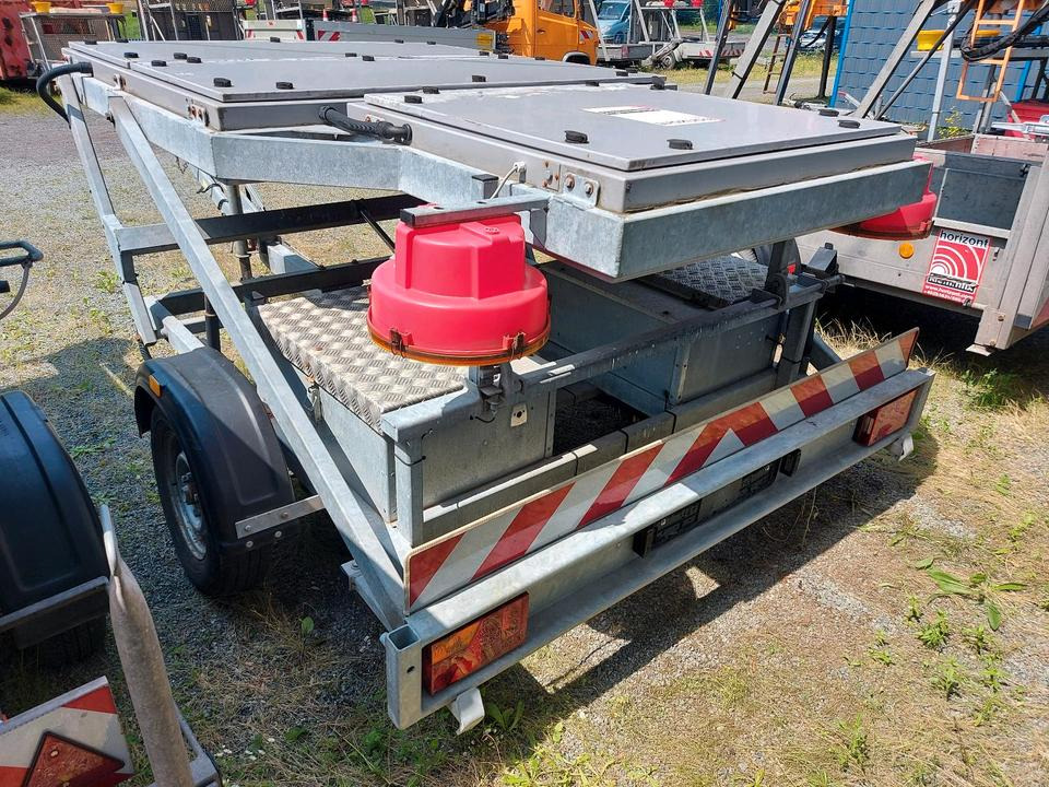 Trebbiner Horizont VWT E VLT Verkehrsleittafel Leittafel Sicherungsanhänger Verkehrsleitanhänger Verkehrssicherungsanhänger Absperrtafel Sperrwand Nissen Verkehrssicherung Vorwarner Vorwarntafel - Pótkocsi: 4 kép. Trebbiner Horizont VWT E VLT Verkehrsleittafel Leittafel Sicherungsanhänger Verkehrsleitanhänger Verkehrssicherungsanhänger Absperrtafel Sperrwand Nissen Verkehrssicherung Vorwarner Vorwarntafel - Pótkocsi: 4 kép.