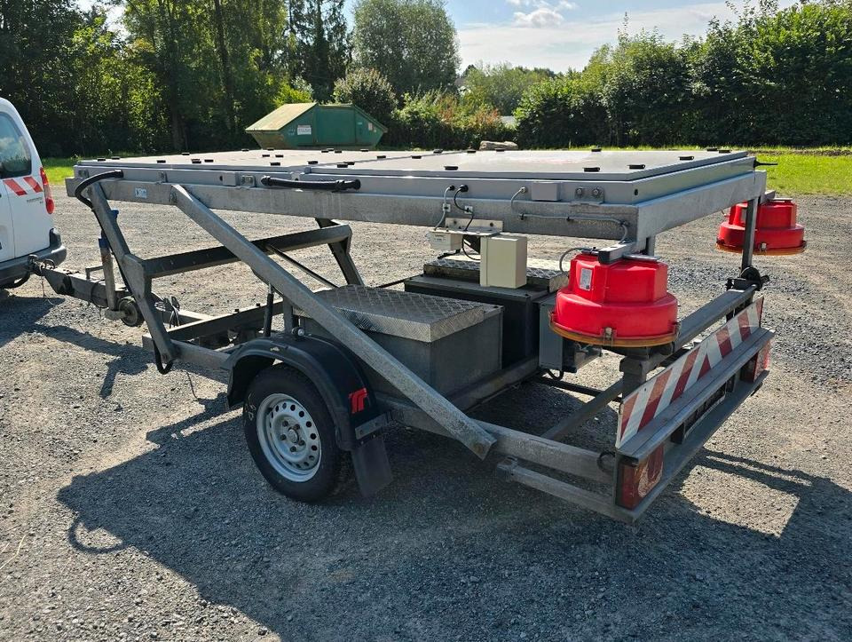 Trebbiner Horizont VWT Verkehrsleittafel Verkehrswarnanhänger Verkehrsleitanhänger Verkehrssicherungsanhänger Nissen Absperrtafel - Pótkocsi: 3 kép. Trebbiner Horizont VWT Verkehrsleittafel Verkehrswarnanhänger Verkehrsleitanhänger Verkehrssicherungsanhänger Nissen Absperrtafel - Pótkocsi: 3 kép.