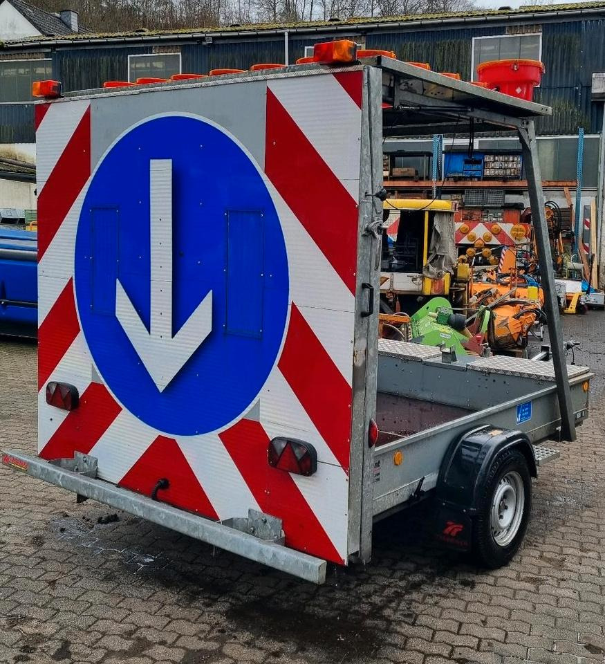 Trebbiner LED Absperrtafel 2019 FAT Sperrwand Verkehrsleittafel Verkehrsleitanhänger Verkehrssicherungsanhänger Leitanhänger VZ616 RSA21 - Pótkocsi: 1 kép. Trebbiner LED Absperrtafel 2019 FAT Sperrwand Verkehrsleittafel Verkehrsleitanhänger Verkehrssicherungsanhänger Leitanhänger VZ616 RSA21 - Pótkocsi: 1 kép.