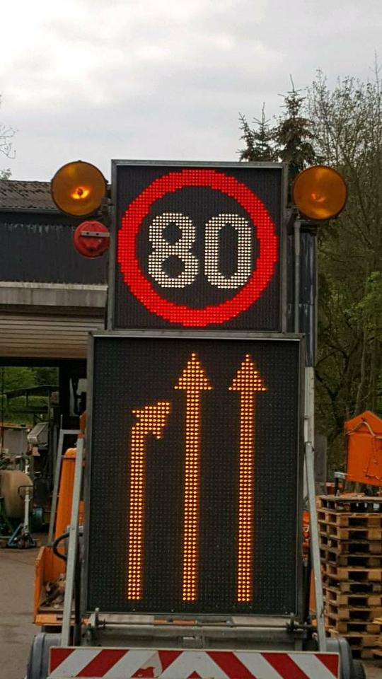 Trebbiner VWT E Verkehrsleittafel Verkehrsleitanhänger Nissen - Pótkocsi: 1 kép. Trebbiner VWT E Verkehrsleittafel Verkehrsleitanhänger Nissen - Pótkocsi: 1 kép.