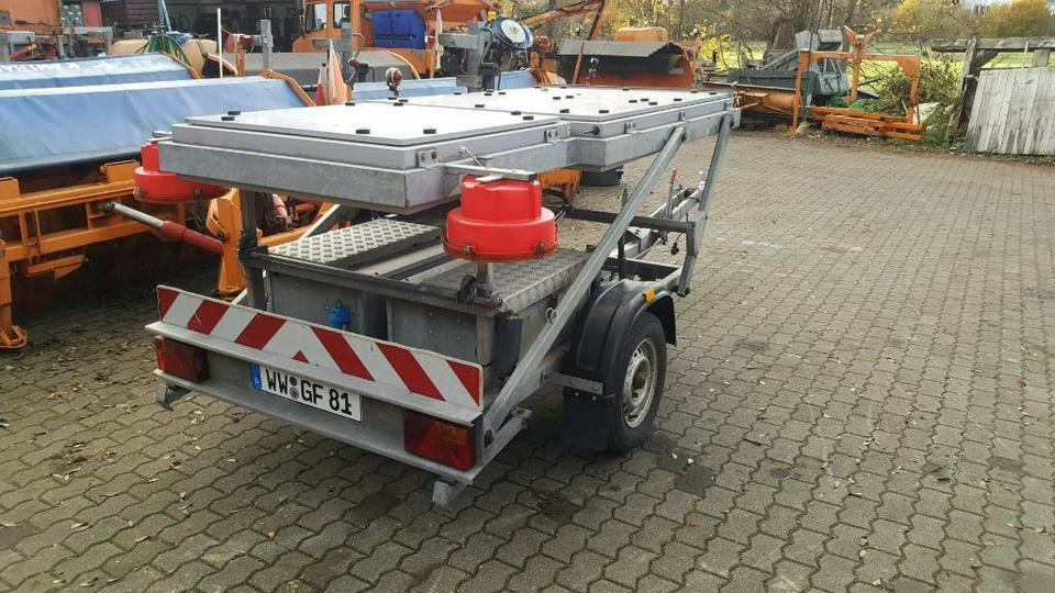 Trebbiner VWT E Verkehrsleittafel Verkehrsleitanhänger Nissen - Pótkocsi: 3 kép. Trebbiner VWT E Verkehrsleittafel Verkehrsleitanhänger Nissen - Pótkocsi: 3 kép.