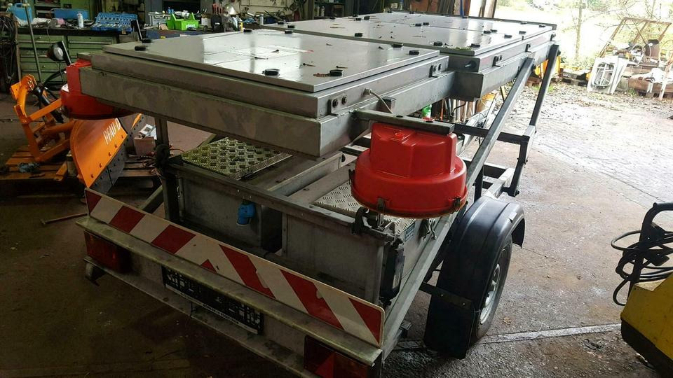 Trebbiner VWT-E Verkehrsleittafel Verkehrsleitanhänger Schild - Pótkocsi: 1 kép. Trebbiner VWT-E Verkehrsleittafel Verkehrsleitanhänger Schild - Pótkocsi: 1 kép.