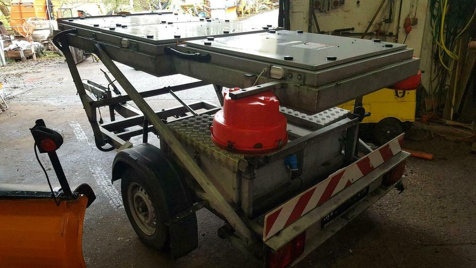 Trebbiner VWT-E Verkehrsleittafel Verkehrsleitanhänger Schild - Pótkocsi: 4 kép. Trebbiner VWT-E Verkehrsleittafel Verkehrsleitanhänger Schild - Pótkocsi: 4 kép.