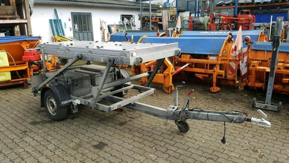 Verkehrsleitanhänger Mersch Nissen Trebbiner Horizont - Pótkocsi: 2 kép. Verkehrsleitanhänger Mersch Nissen Trebbiner Horizont - Pótkocsi: 2 kép.