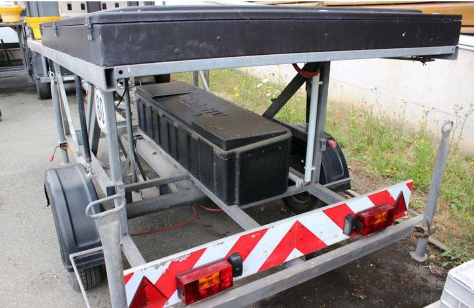 Verkehrsleitanhänger Mersch Nissen Trebbiner Horizont - Pótkocsi: 3 kép. Verkehrsleitanhänger Mersch Nissen Trebbiner Horizont - Pótkocsi: 3 kép.