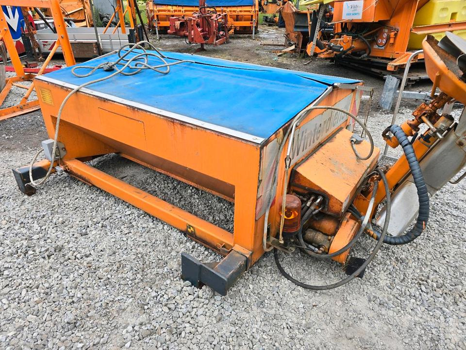 Salzstreuer Gmeiner STA 2000 C für Unimog UGN UGE 424 427 405 U300 U 300 400 500 MERCEDES-BENZ 218 219 318 323 423 427 327 430 429 430 435 Salzsilo Streuautomat Winterdienst - Homok-/ Sószóró: 3 kép. Salzstreuer Gmeiner STA 2000 C für Unimog UGN UGE 424 427 405 U300 U 300 400 500 MERCEDES-BENZ 218 219 318 323 423 427 327 430 429 430 435 Salzsilo Streuautomat Winterdienst - Homok-/ Sószóró: 3 kép.