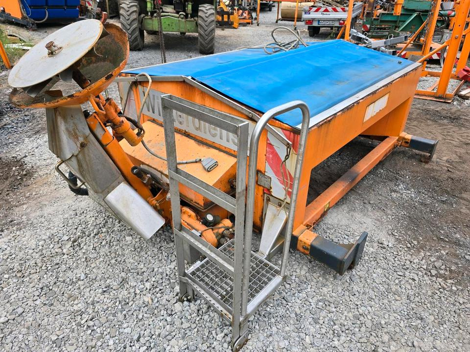 Salzstreuer Gmeiner STA 2000 C für Unimog UGN UGE 424 427 405 U300 U 300 400 500 MERCEDES-BENZ 218 219 318 323 423 427 327 430 429 430 435 Salzsilo Streuautomat Winterdienst - Homok-/ Sószóró: 1 kép. Salzstreuer Gmeiner STA 2000 C für Unimog UGN UGE 424 427 405 U300 U 300 400 500 MERCEDES-BENZ 218 219 318 323 423 427 327 430 429 430 435 Salzsilo Streuautomat Winterdienst - Homok-/ Sószóró: 1 kép.