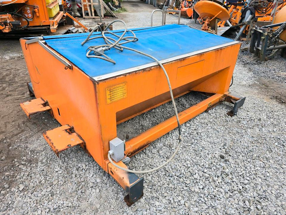 Salzstreuer Gmeiner STA 2000 C für Unimog UGN UGE 424 427 405 U300 U 300 400 500 MERCEDES-BENZ 218 219 318 323 423 427 327 430 429 430 435 Salzsilo Streuautomat Winterdienst - Homok-/ Sószóró: 2 kép. Salzstreuer Gmeiner STA 2000 C für Unimog UGN UGE 424 427 405 U300 U 300 400 500 MERCEDES-BENZ 218 219 318 323 423 427 327 430 429 430 435 Salzsilo Streuautomat Winterdienst - Homok-/ Sószóró: 2 kép.