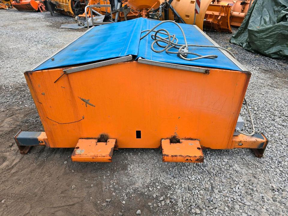 Salzstreuer Gmeiner STA 2000 C für Unimog UGN UGE 424 427 405 U300 U 300 400 500 MERCEDES-BENZ 218 219 318 323 423 427 327 430 429 430 435 Salzsilo Streuautomat Winterdienst - Homok-/ Sószóró: 5 kép. Salzstreuer Gmeiner STA 2000 C für Unimog UGN UGE 424 427 405 U300 U 300 400 500 MERCEDES-BENZ 218 219 318 323 423 427 327 430 429 430 435 Salzsilo Streuautomat Winterdienst - Homok-/ Sószóró: 5 kép.