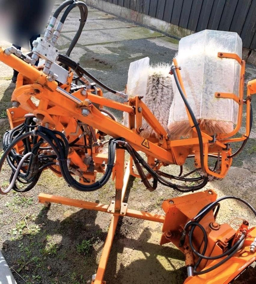 Schmidt RPS-H Leitpfostenwaschgerät für Unimog 405/10 405/12 U400 300 400 500 UGN UGE Mulag Mercedes-Benz 318 218 423 427 429 430 - Ferde seprő: 1 kép. Schmidt RPS-H Leitpfostenwaschgerät für Unimog 405/10 405/12 U400 300 400 500 UGN UGE Mulag Mercedes-Benz 318 218 423 427 429 430 - Ferde seprő: 1 kép.