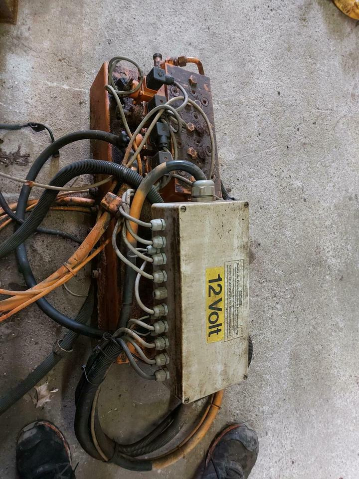 Schmidt Salzstreuer SST DST Hydr. Steuerblock Platine Steuerung - Hidraulikus szelep - Többcélú/ Speciális jármű: 3 kép. Schmidt Salzstreuer SST DST Hydr. Steuerblock Platine Steuerung - Hidraulikus szelep - Többcélú/ Speciális jármű: 3 kép.