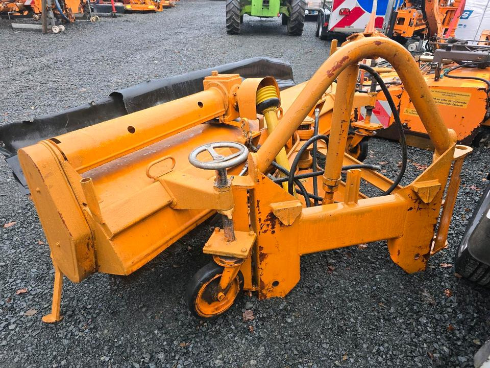 Schmidt VKS Kehrmaschine Straßenkehrmaschine Frontkehrmaschine Kehrbesen für Radlader Unimog Traktor - Ferde seprő: 1 kép. Schmidt VKS Kehrmaschine Straßenkehrmaschine Frontkehrmaschine Kehrbesen für Radlader Unimog Traktor - Ferde seprő: 1 kép.