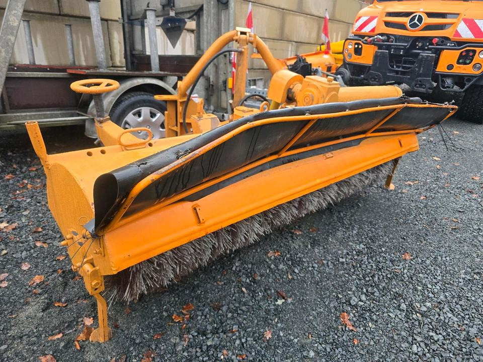 Schmidt VKS Kehrmaschine Straßenkehrmaschine Frontkehrmaschine Kehrbesen für Radlader Unimog Traktor - Ferde seprő: 4 kép. Schmidt VKS Kehrmaschine Straßenkehrmaschine Frontkehrmaschine Kehrbesen für Radlader Unimog Traktor - Ferde seprő: 4 kép.