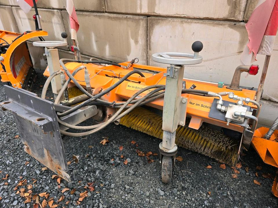 Sobernheimer FKM 1.8F Kehrmaschine für Multicar Straßenkehrmaschine Kehrbesen für Multicar Tremo Iseki Kubota - Ferde seprő: 2 kép. Sobernheimer FKM 1.8F Kehrmaschine für Multicar Straßenkehrmaschine Kehrbesen für Multicar Tremo Iseki Kubota - Ferde seprő: 2 kép.