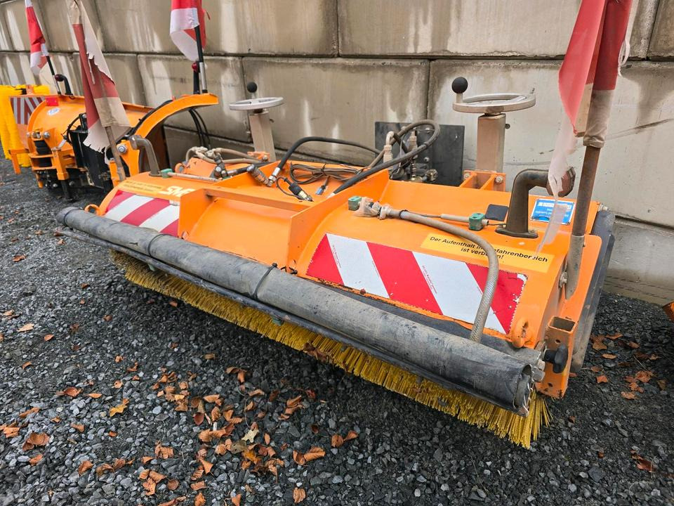 Sobernheimer FKM 1.8F Kehrmaschine für Multicar Straßenkehrmaschine Kehrbesen für Multicar Tremo Iseki Kubota - Ferde seprő: 4 kép. Sobernheimer FKM 1.8F Kehrmaschine für Multicar Straßenkehrmaschine Kehrbesen für Multicar Tremo Iseki Kubota - Ferde seprő: 4 kép.