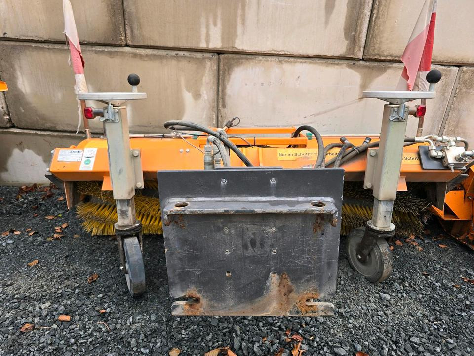 Sobernheimer FKM 1.8F Kehrmaschine für Multicar Straßenkehrmaschine Kehrbesen für Multicar Tremo Iseki Kubota - Ferde seprő: 1 kép. Sobernheimer FKM 1.8F Kehrmaschine für Multicar Straßenkehrmaschine Kehrbesen für Multicar Tremo Iseki Kubota - Ferde seprő: 1 kép.