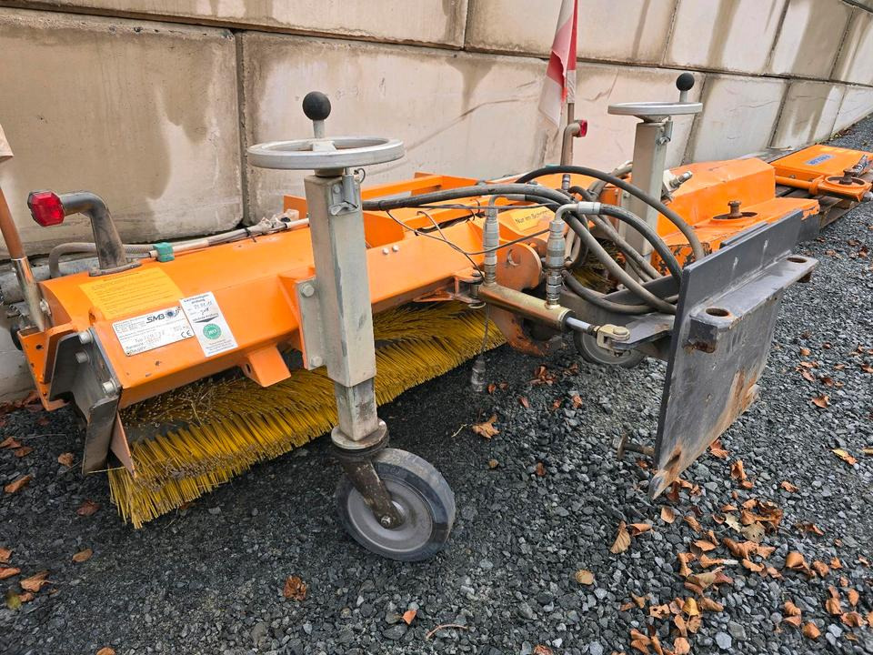 Sobernheimer FKM 1.8F Kehrmaschine für Multicar Straßenkehrmaschine Kehrbesen für Multicar Tremo Iseki Kubota - Ferde seprő: 5 kép. Sobernheimer FKM 1.8F Kehrmaschine für Multicar Straßenkehrmaschine Kehrbesen für Multicar Tremo Iseki Kubota - Ferde seprő: 5 kép.