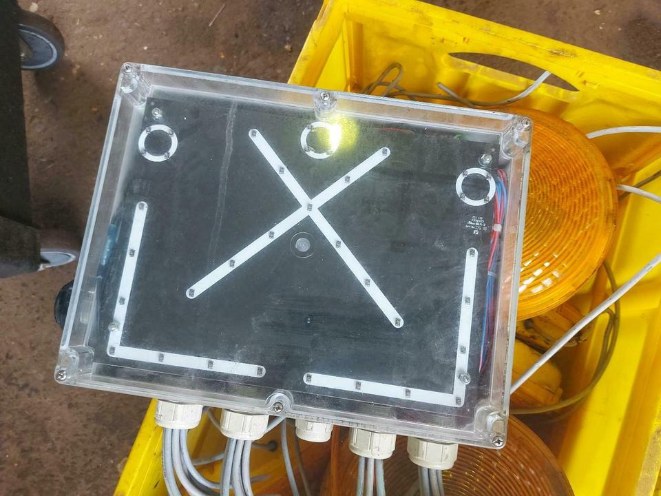 Steuergerät LP 8000 Classic Nissen LED Absperrtafel Vorwarntafel - Elektromos rendszer: 1 kép. Steuergerät LP 8000 Classic Nissen LED Absperrtafel Vorwarntafel - Elektromos rendszer: 1 kép.