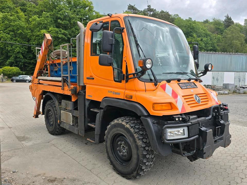 Unimog 405/10 U300 Bluetec 5 Mercedes-Benz U 300 UGE UGN mit Jotha Absetzkipper combi con 4518 Absetzer - Hóeltakarító gép: 1 kép. Unimog 405/10 U300 Bluetec 5 Mercedes-Benz U 300 UGE UGN mit Jotha Absetzkipper combi con 4518 Absetzer - Hóeltakarító gép: 1 kép.