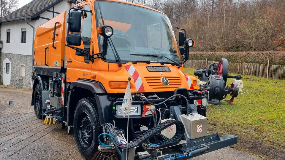 Unimog 9400km U400 405 Kehrmaschine SK 370 Schmidt Mercedes Benz Variopilot Kehraufbau Hydrostat 2011 Bluetec 5 - Utcaseprő gép: 2 kép. Unimog 9400km U400 405 Kehrmaschine SK 370 Schmidt Mercedes Benz Variopilot Kehraufbau Hydrostat 2011 Bluetec 5 - Utcaseprő gép: 2 kép.